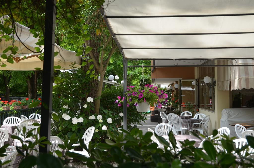 Hotel Monique Червия Экстерьер фото