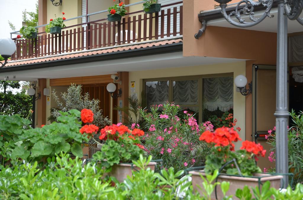 Hotel Monique Червия Экстерьер фото